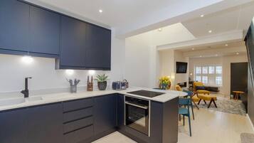 Oven, dishwasher, cookware/dishes/utensils