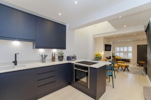 Oven, dishwasher, cookware/dishes/utensils - 2 Bed in Bath (oc-bhr8) (Bath)