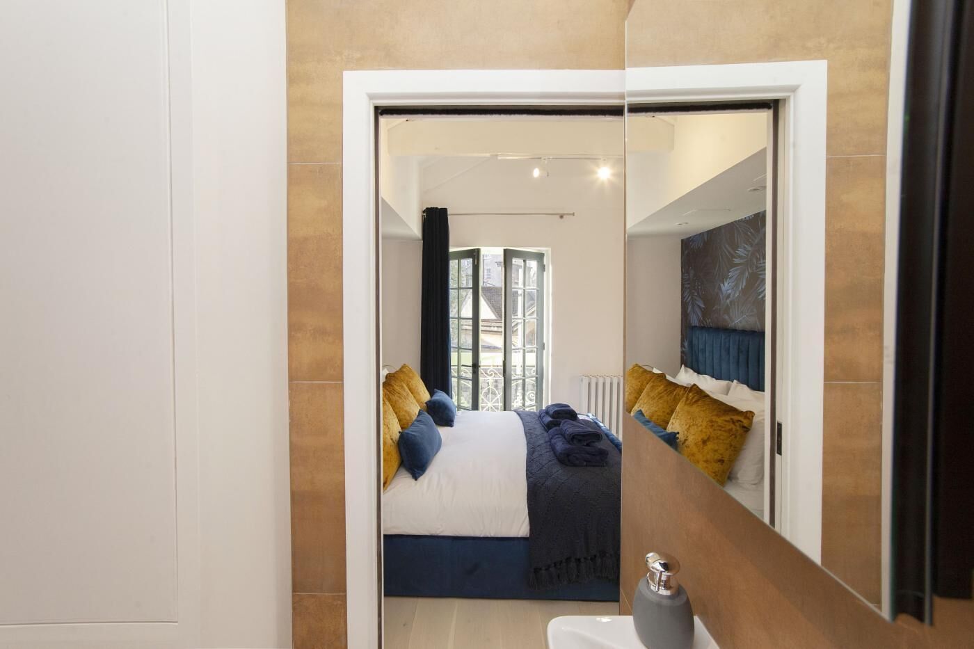 Iron/ironing board, free WiFi, bed sheets