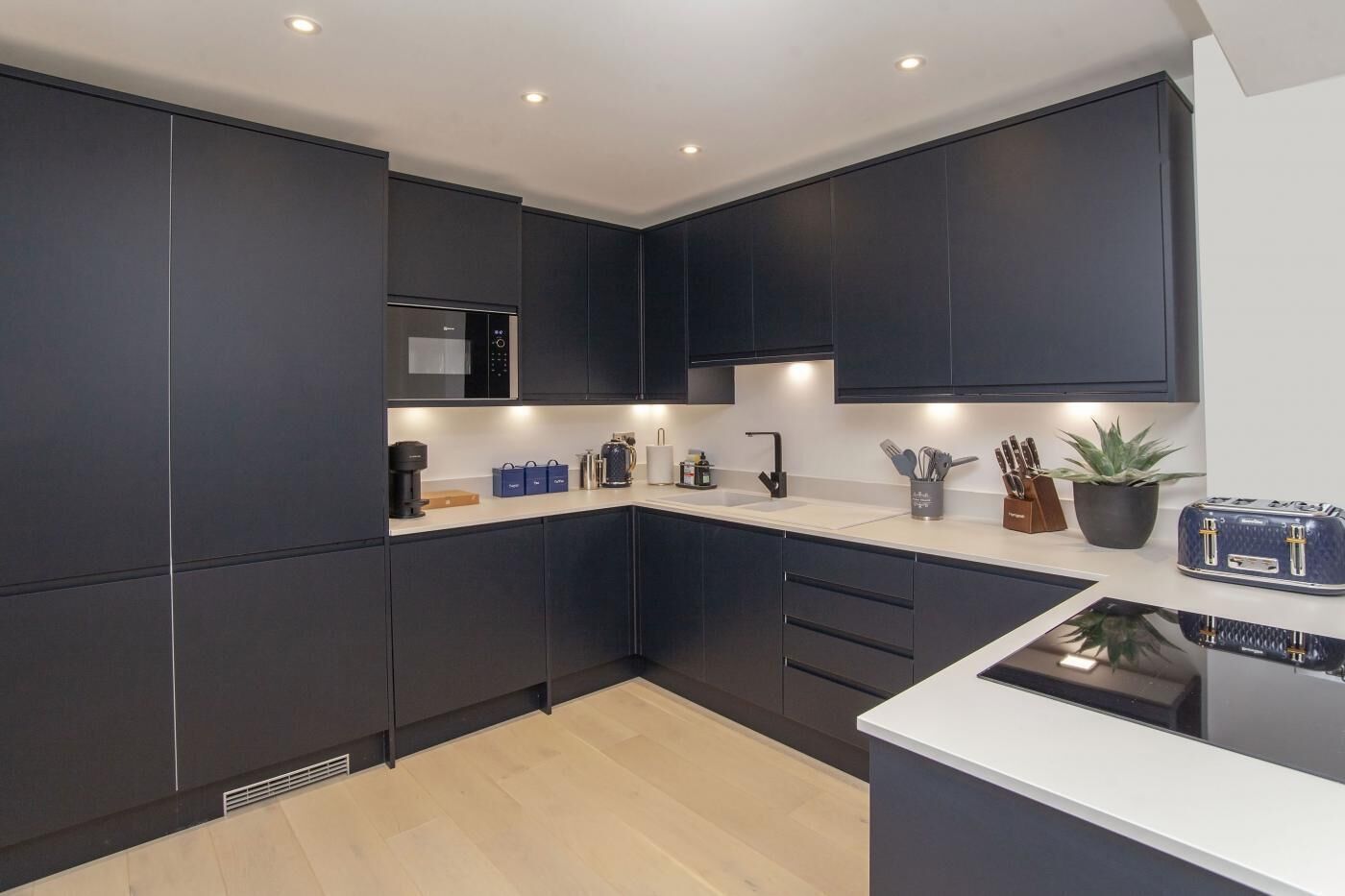 Ovn, oppvaskmaskin og kjøkkenutstyr