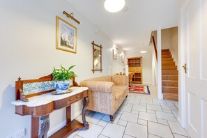 TV - 2 Bed in Sandwich (oc-cc0011) (Sandwich)