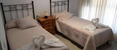 Tabla de planchar con plancha, wifi, ropa de cama