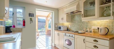 微波爐、焗爐、洗碗機、高腳椅