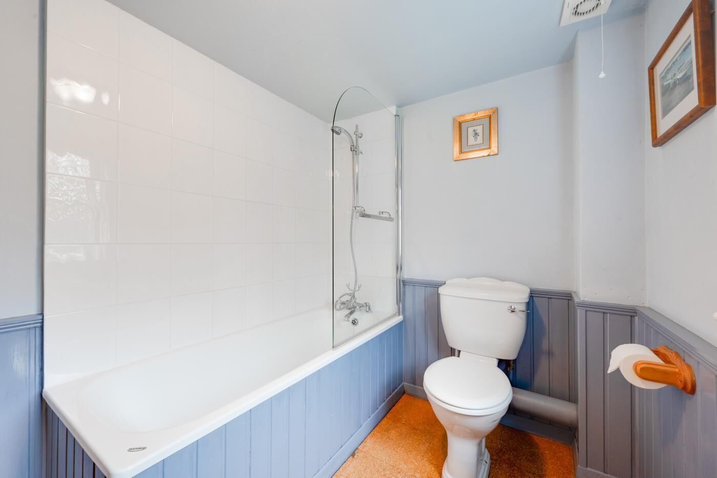 Une salle de bain avec une baignoire, des toilettes et une douche.