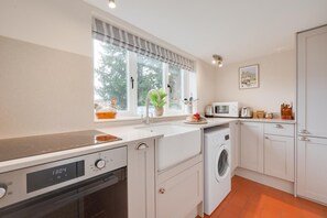 Microondas, horno y utensilios de cocina 