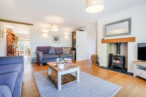 TV, fireplace - 3 Bed in Staplecross (oc-rh1162) (Sedlescombe)