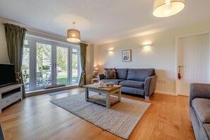 TV, fireplace - 3 Bed in Staplecross (oc-rh1162) (Sedlescombe)