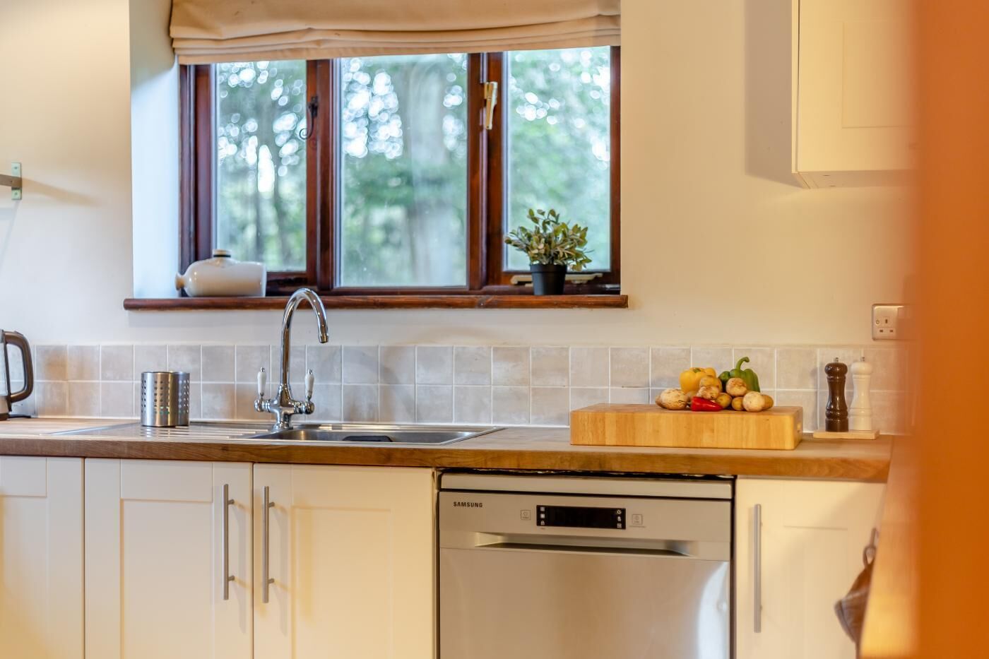 Micro-ondes, four, lave-vaisselle, chaise haute