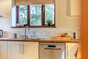 Mikroaaltouuni, uuni, astianpesukone, syöttötuoli