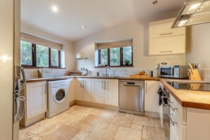 Mikroaaltouuni, uuni, astianpesukone, syöttötuoli