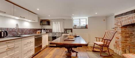 Mikrowelle, Ofen, Geschirrspüler, Kochgeschirr/Geschirr/Besteck