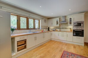 Oven, dishwasher, high chair, cookware/dishes/utensils - 3 Bed in Fakenham (oc-1315) (Thursford)