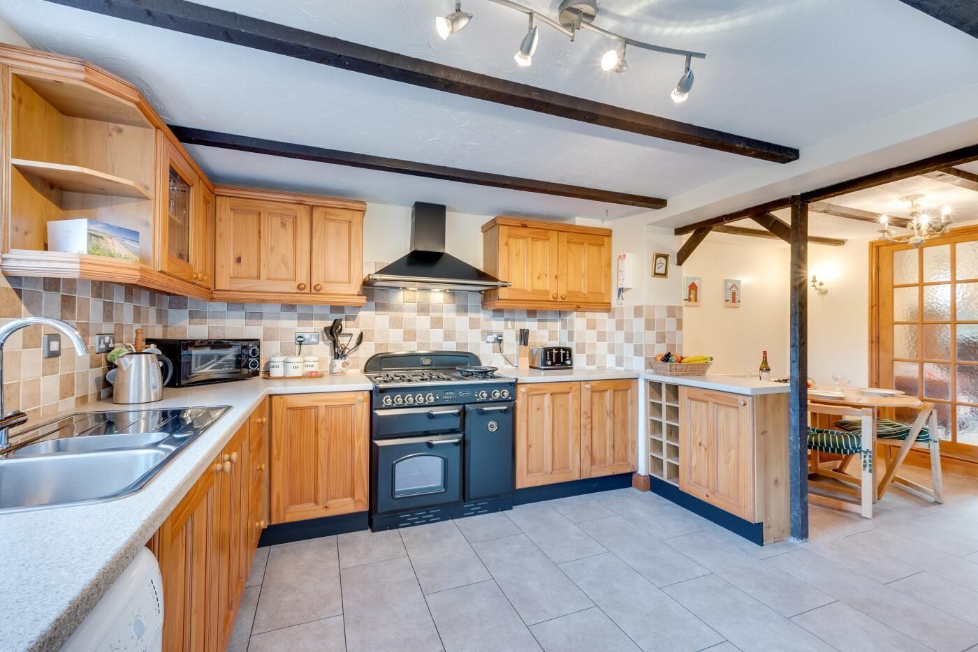 Mikrowelle, Ofen, Hochstuhl, Kochgeschirr/Geschirr/Besteck