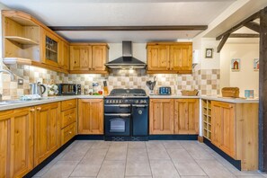 Microwave, oven, cookware/dishes/utensils - 2 Bed in Fakenham (oc-1375) (Great Ryburgh)