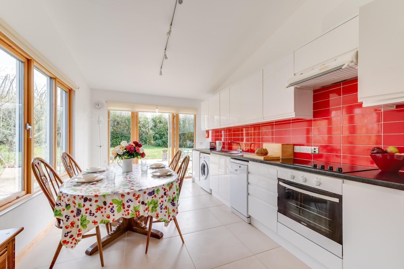 Micro-ondes, four, lave-vaisselle, chaise haute