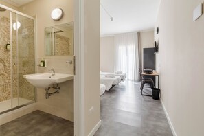 Comfort Triple Room | Bathroom | Bidet - Piccolo Catalunya Hostel (Alghero)