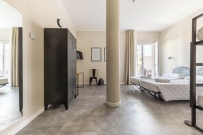 Habitación cuádruple Confort, balcón | Escritorio, insonorización, wifi gratis y ropa de cama 