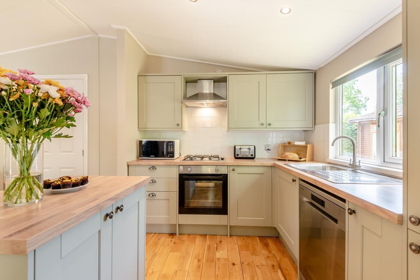 Four à micro-ondes, lave-vaisselle, vaisselle et ustensiles