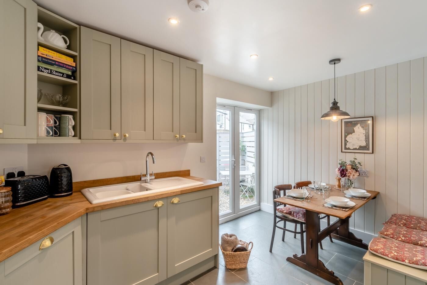 Een magnetron, een oven, een vaatwasser, een kinderstoel