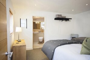 Iron/ironing board, free WiFi, bed sheets - 2 Bed in Bath (oc-bhr9) (Bath)