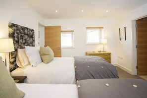 Iron/ironing board, free WiFi, bed sheets - 2 Bed in Bath (oc-bhr9) (Bath)