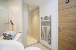 Hair dryer, towels - 2 Bed in Bath (oc-bhr9) (Bath)