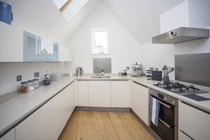 Oven, dishwasher, cookware/dishes/utensils - 2 Bed in Bath (oc-bhr9) (Bath)