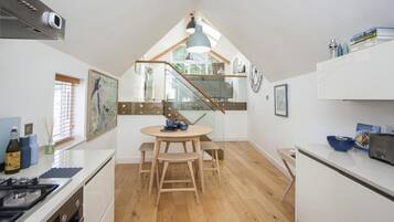 Oven, dishwasher, cookware/dishes/utensils