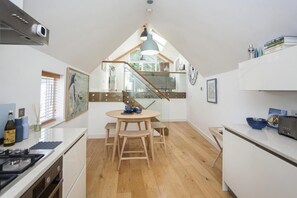 Oven, dishwasher, cookware/dishes/utensils - 2 Bed in Bath (oc-bhr9) (Bath)