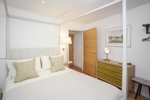 Iron/ironing board, free WiFi, bed sheets - 2 Bed in Bath (oc-bhr9) (Bath)