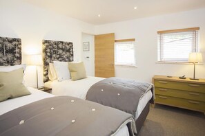 Tabla de planchar con plancha, wifi gratis y ropa de cama 