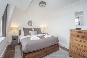 Iron/ironing board, free WiFi, bed sheets - 2 Bed in Bath (oc-bhr28) (Bath)