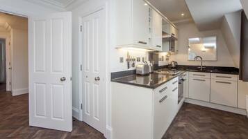 Oven, dishwasher, cookware/dishes/utensils