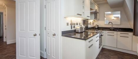 Oven, dishwasher, cookware/dishes/utensils