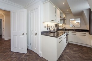 Oven, dishwasher, cookware/dishes/utensils - 2 Bed in Bath (oc-bhr28) (Bath)