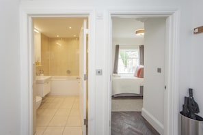 Hair dryer, towels - 2 Bed in Bath (oc-bhr28) (Bath)