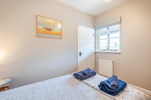 Iron/ironing board, travel cot, free WiFi, bed sheets - 1 Bed in Stowting (oc-ct039) (Stowting)