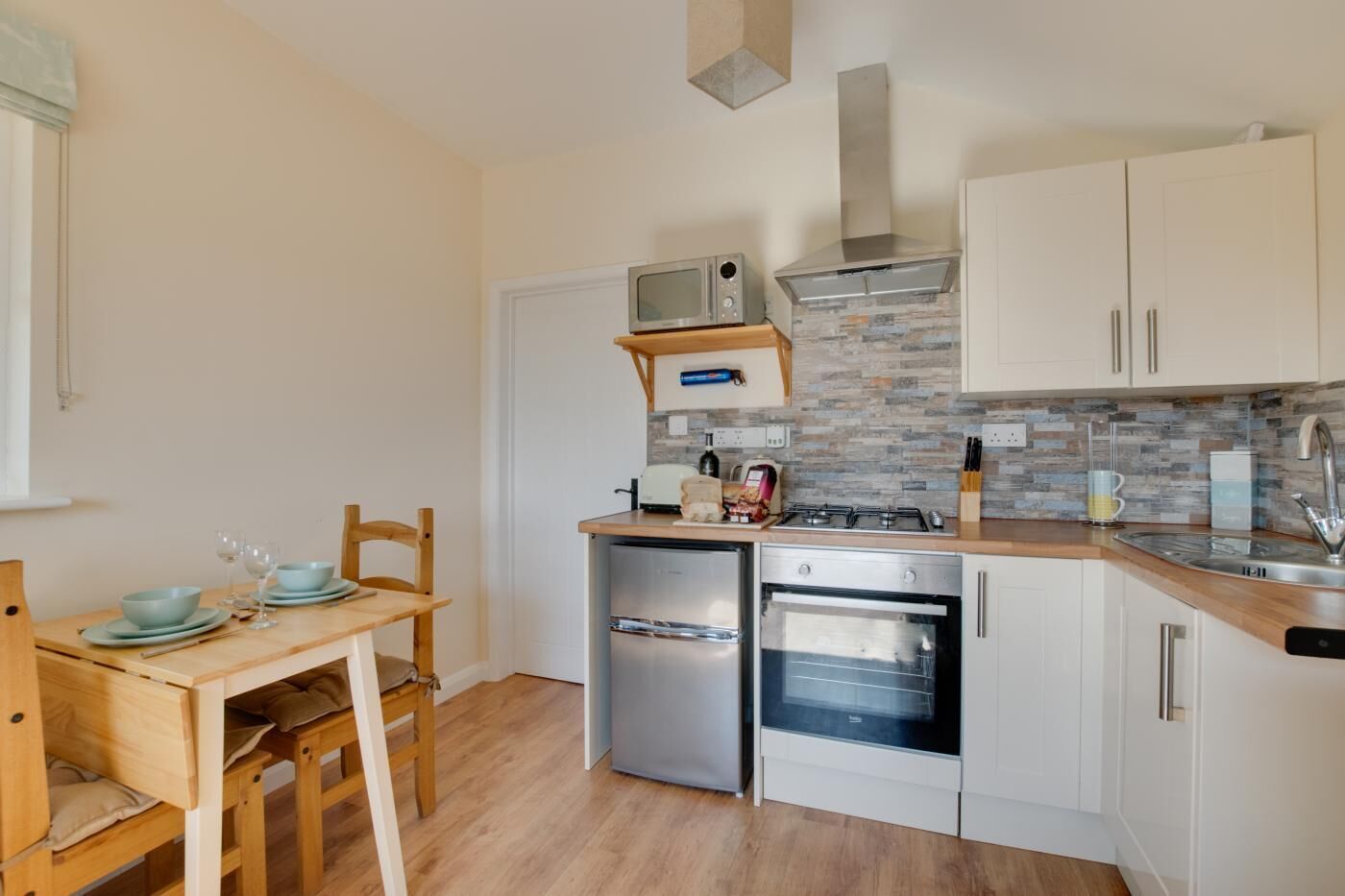 Mikrowelle, Ofen, Hochstuhl, Kochgeschirr/Geschirr/Besteck