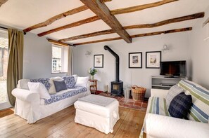 TV, fireplace - 2 Bed in Field Dalling (oc-1643) (Field Dalling)