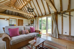 TV, fireplace - 1 Bed in Tenterden (oc-tn621) (Tenterden)