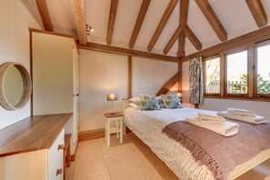 Iron/ironing board, free WiFi, bed sheets - 2 Bed in Tenterden (oc-tn606) (Stone in Oxney)