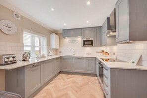 Microwave, oven, dishwasher, high chair - 3 Bed in Wells-next-the-Sea (oc-1116) (Wells-next-the-Sea)