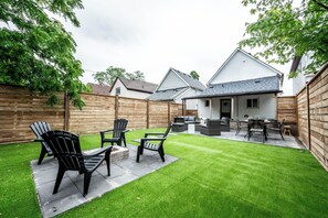 Outdoor dining - Cozy Home w/ parking, Walk to Clifton Hills, 10mins to The Falls, Fire Pit &more (Niagara Falls)