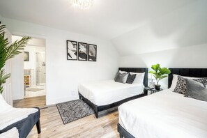 Iron/ironing board, WiFi, bed sheets - Cozy Home w/ parking, Walk to Clifton Hills, 10mins to The Falls, Fire Pit &more (Niagara Falls)