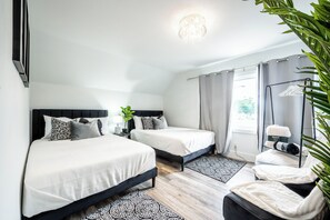 Iron/ironing board, WiFi, bed sheets - Cozy Home w/ parking, Walk to Clifton Hills, 10mins to The Falls, Fire Pit &more (Niagara Falls)