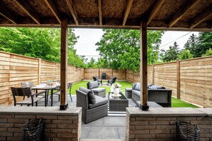 Outdoor dining - Cozy Home w/ parking, Walk to Clifton Hills, 10mins to The Falls, Fire Pit &more (Niagara Falls)