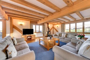 TV, fireplace - 4 Bed in Tenterden (oc-tn608) (Stone in Oxney)