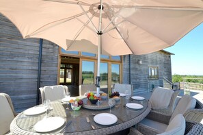 Outdoor dining - 4 Bed in Tenterden (oc-tn608) (Stone in Oxney)