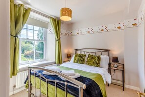 Iron/ironing board, travel cot, free WiFi, bed sheets - 3 Bed in Cark In Cartmel (oc-h32642) (Cark)