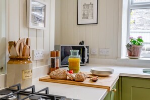 Oven, dishwasher, cookware/dishes/utensils - 1 Bed in Skipton (oc-d32946) (Skipton)